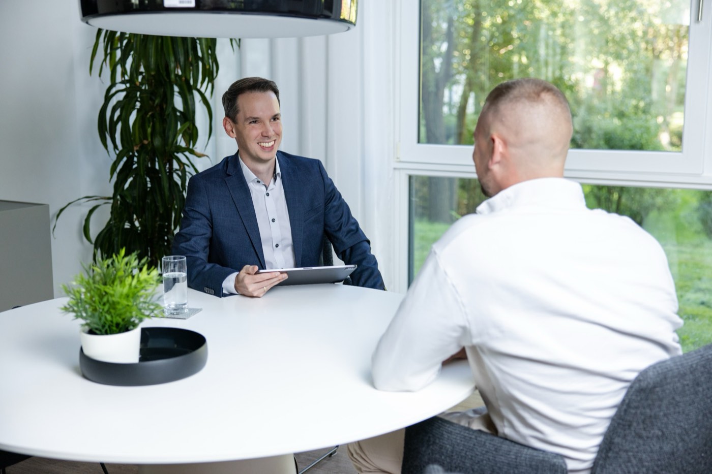 Tobias Junges im Beratungsgespräch in der Kanzlei